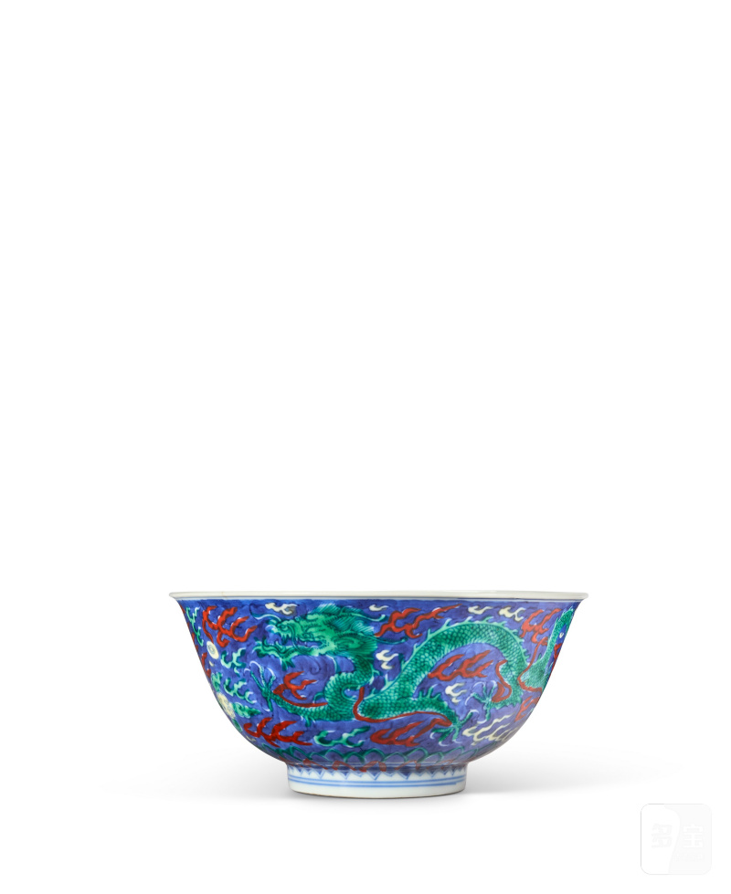 BOL EN PORCELAINE ÉMAILLÉE BLEU, VERT ET ROUGE À DÉCOR DE DRAGONS  CHINE, DYNASTIE QING, MARQUE À SIX CARACTÈRES DANS UN DOUBLE CERCLE EN BLEU SOUS COUVERTE ET ÉPOQUE KANGXI (1662-1722) - 图3